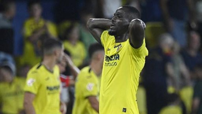 Villarreals Ivorian defender #04 Eric Bailly reacts at the end of the Spanish league football match between Villarreal CF and Club Atletico de Madrid at La Ceramica stadium in Vila-real on August 19, 2024. (Photo by JOSE JORDAN / AFP)
