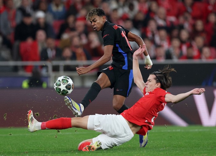 Barcelonas Spanish forward #19 Lamine Yamal fights for the ball with Benficas Spanish defender #03 Alvaro Fernandez Carreras during the UEFA Champions League Round of 16 first leg football match between SL Benfica and FC Barcelona at Estadio da Luz stadium in Lisbon on March 5, 2025. (Photo by FILIPE AMORIM / AFP)