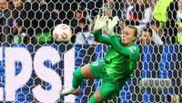 Dalam adu penalti, Inggris unggul dengan mencetak tiga gol dari lima penendang. Sedangkan tiga dari empat penalti Spanyol gagal, dua di antaranya ditepis Hannah Hampton (atas). Inggris pun menang 3-1. Foto: REUTERS/Bernadett Szabo