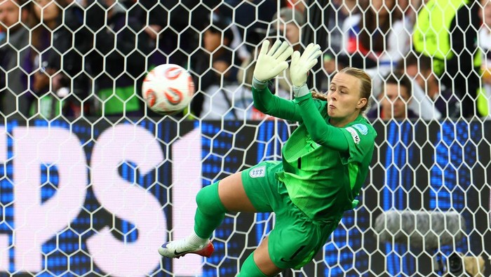 Soccer Football - UEFA Women's Euro 2025 - Final - England v Spain - St. Jakob-Park, Basel, Switzerland - July 27, 2025 Spain's Mariona Caldentey has her shot saved by England's Hannah Hampton during the penalty shoot-out REUTERS/Bernadett Szabo