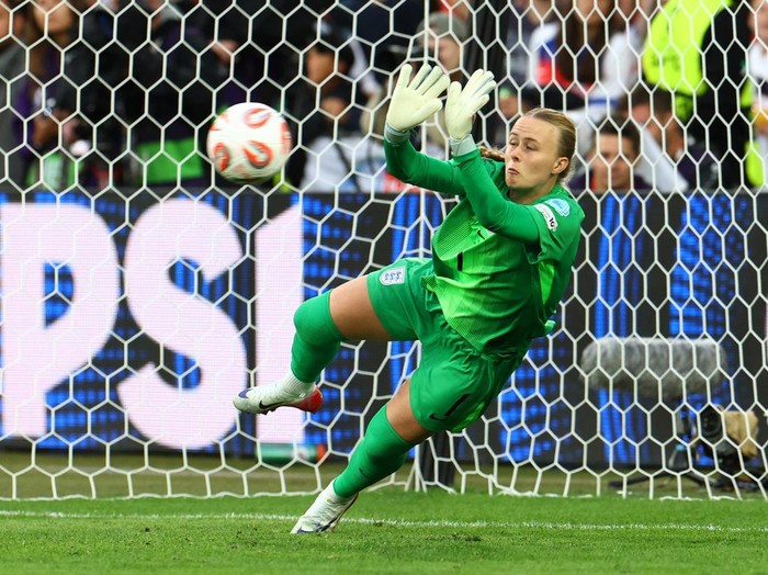 Soccer Football - UEFA Women's Euro 2025 - Final - England v Spain - St. Jakob-Park, Basel, Switzerland - July 27, 2025 Spain's Mariona Caldentey has her shot saved by England's Hannah Hampton during the penalty shoot-out REUTERS/Bernadett Szabo