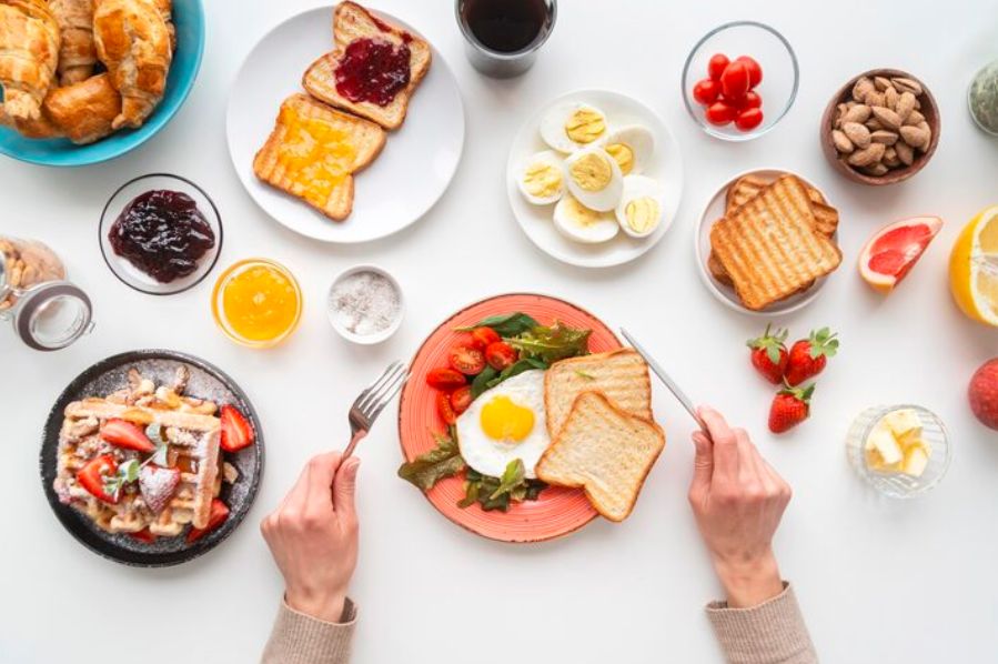 sarapan antara pukul 06.45 dan 07.30 pagi menghasilkan penurunan berat badan yang lebih banyak selama 12 minggu, dibandingkan dengan yang sarapan pukul 08.10 dan 09.10 pagi. Namun, studi ini masih perlu dilakukan penelitian lebih lanjutnya.