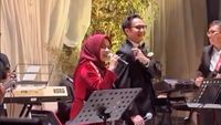 7 Gaya Ikke Nurjanah-Aldi Bragi di Nikahan Anak, Bikin Nostalgia Duet Bareng