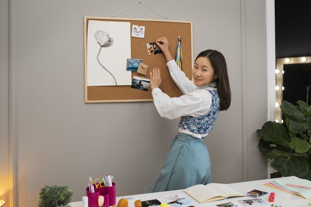 Ilustrasi perempuan melakukan hobi