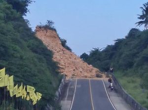 Longsor Tutup Jalan Raya Gorontalo Outer Ring Road, Lalin Lumpuh Longsor Tutup Jalan Raya Gorontalo Outer Ring Road, Lalin Lumpuh