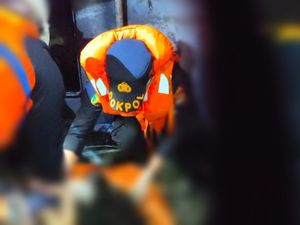Viral Evakuasi Tulang Hangus Diduga Korban KM Barcelona, Begini Faktanya Viral Evakuasi Tulang Hangus Diduga Korban KM Barcelona, Begini Faktanya