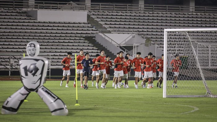 Jelang Final, Timnas Indonesia U-23 Asah Strategi Lawan Vietnam Sejumlah pesepak bola Timnas Indonesia U-23 mengikuti sesi latihan resmi jelang babak final ASEAN U-23 Championship di Stadion Madya, Kompleks GBK, Senayan, Jakarta, Senin (28/7/2025). Pada babak final ASEAN U-23 Championship Timnas Indonesia U-23 akan bertanding melawan Timnas Vietnam U-23 di Stadion Utama Gelora Bung Karno pada Selasa (29/7). ANTARA FOTO/Dhemas Reviyanto/nz
