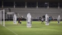 Penjaga gawang Timnas Indonesia U-23 Muhammad Ardiansyah (kiri) mengikuti sesi latihan resmi jelang babak final ASEAN U-23 Championship. Foto: ANTARA FOTO/Dhemas Reviyanto