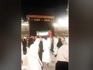 Jemaah Umrah Nekat Kibarkan Bendera Palestina di Kabah, Berujung Ditangkap Jemaah Umrah Nekat Kibarkan Bendera Palestina di Kabah, Berujung Ditangkap