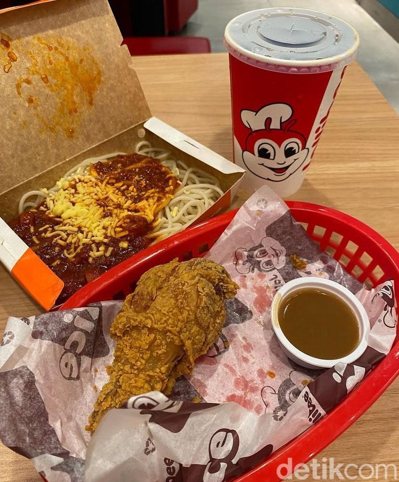 Menu makanan ikonik dari Chicken Joy hingga Spaghetti di restoran Jollibee asal Filipina, yang ada di Hong Kong.