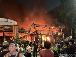 Penampakan Kebakaran Pasar Taman Puring Jaksel, Asap Membubung Tinggi