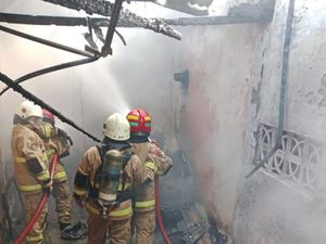 Seorang Anak Terluka Akibat Kebakaran Rumah di Wonosari Surabaya Seorang Anak Terluka Akibat Kebakaran Rumah di Wonosari Surabaya