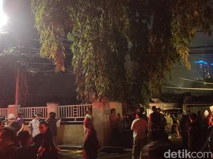 Api Kebakaran Pasar Taman Puring Padam, Damkar Lakukan Pendinginan