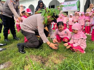 Keseruan Anak-anak TK di Dumai Tanam Pohon Bareng Pak Polisi