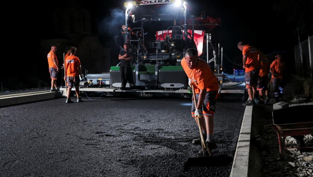 Kosovo Bergelut dengan Panas Ekstrem, Pekerja Infrastruktur Kejar Target di Tengah Terik