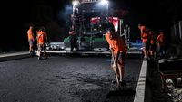 Kosovo Mendidih, Pekerja Jalan Berpacu dengan Waktu dan Suhu