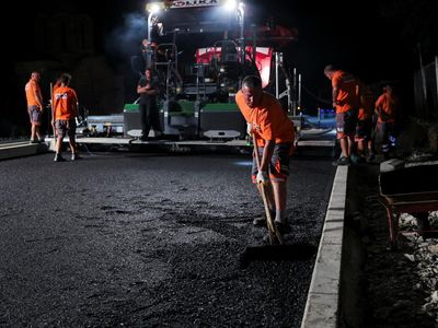 Kosovo Mendidih, Pekerja Jalan Berpacu dengan Waktu dan Suhu