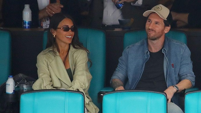 MIAMI GARDENS, FLORIDA - MARCH 28: Argentine soccer player Lionel Messi and his wife Antonella Roccuzzo attend to the Semi Final match between Novak Djokovic of Serbia against Grigor Dimitrov of Bulgaria on Day 11 of the Miami Open at Hard Rock Stadium on March 28, 2025 in Miami Gardens, Florida. (Photo by Leonardo Fernandez/Getty Images)
