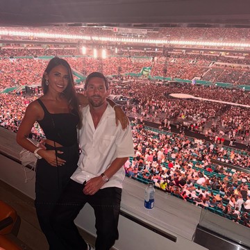 Gaya Lionel Messi dan Istri Nonton Konser Coldplay, Tertangkap 'Kiss Cam'
