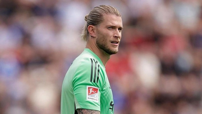 Loris Karius membela klub divisi dua Jerman, Schalke 04. Kiper berusia 32 tahun itu belum lama ini meneken perpanjangan kontrak hingga 2027.