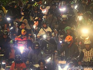 Video: POV Terjebak Kemacetan Parah Imbas Kebakaran Taman Puring Video: POV Terjebak Kemacetan Parah Imbas Kebakaran Taman Puring