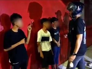 3 Remaja di Makassar Serang Warga Pakai Parang-Petasan Ditangkap 3 Remaja di Makassar Serang Warga Pakai Parang-Petasan Ditangkap