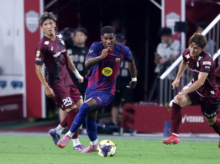KOBE, JAPAN - JULY 27: FC Barcelona's Marcus Rashford dribbles the ball during the preseason friendly between Vissel Kobe and FC Barcelona at Noevir Stadium Kobe on July 27, 2025 in Kobe, Hyogo, Japan. (Photo by Paul Miller/Getty Images)