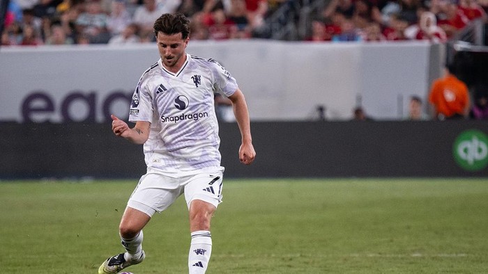 EAST RUTHERFORD, NEW JERSEY - JULY 26:    Mason Mount of Manchester United in action during the Premier League Summer Series match between Manchester United & West Ham United FC at MetLife Stadium on July 26, 2025 in East Rutherford, New Jersey. (Photo by Ash Donelon/Manchester United via Getty Images)