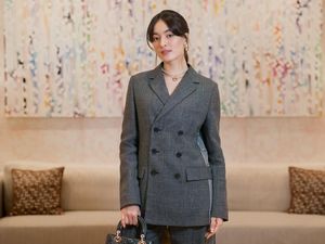 Video: Di Balik Penampilan Botak Mawar De Jongh