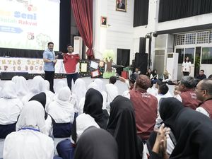 Seskab Teddy Ajak Siswa SR Lihat Paskibraka di Istana-Beri Jersey Timnas Seskab Teddy Ajak Siswa SR Lihat Paskibraka di Istana-Beri Jersey Timnas