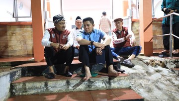Seskab Teddy dan Mensos Salat Jamaah Bareng Siswa Sekolah Rakyat di Bogor