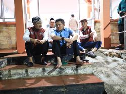 Seskab Teddy dan Mensos Salat Jamaah Bareng Siswa Sekolah Rakyat di Bogor