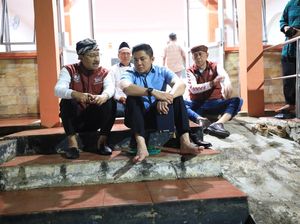 Seskab Teddy dan Mensos Salat Jamaah Bareng Siswa Sekolah Rakyat di Bogor