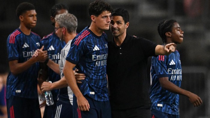 Soccer Football - Pre-Season Friendly - Arsenal v Newcastle United - National Stadium, Singapore - July 27, 2025 Arsenal manager Mikel Arteta speaks to Christian Norgaard REUTERS/Caroline Chia