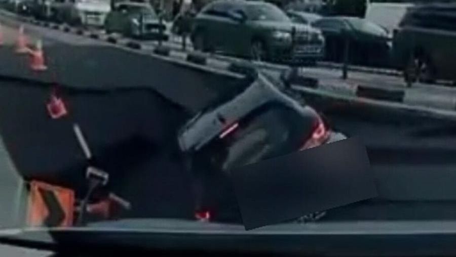 Video: Ngeri! Detik-detik Mobil Terperosok ke Lubang Besar di Singapura