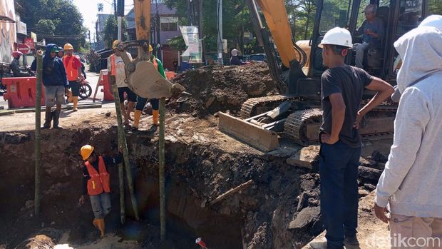 PDAM Makassar Teknisi PDAM Kota Makassar, Sulawesi Selatan (Sulsel) masih terus berjibaku menjalankan proyek koneksi pipa Pa'baeng-Baeng