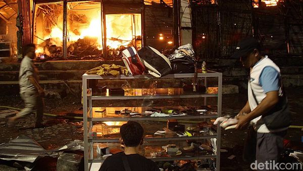 Pedagang Pasar Taman Puring Berjibaku Selamatkan Barang Dagangan