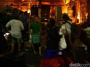 Video Polisi: Kebakaran Hanguskan 500 Kios di Pasar Taman Puring Video Polisi: Kebakaran Hanguskan 500 Kios di Pasar Taman Puring