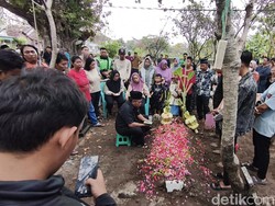 Isak Tangis Warnai Pemakaman Driver Ojol Wanita Korban Pembunuhan