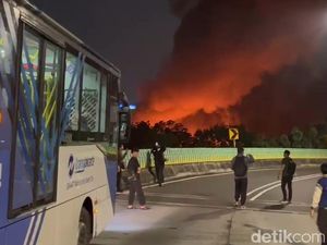 Video: Perjalanan Transjakarta Terganggu Imbas Kebakaran Pasar Taman Puring Video: Perjalanan Transjakarta Terganggu Imbas Kebakaran Pasar Taman Puring