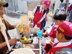 Video: Kreatif, Pedagang Keliling Ini Jual Es Pakai Bantuan Robot