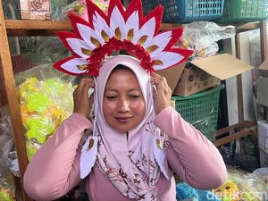 Jelang HUT RI Perajin Bando Merah Putih di Mojokerto Banjir Pesanan Jelang HUT RI Perajin Bando Merah Putih di Mojokerto Banjir Pesanan