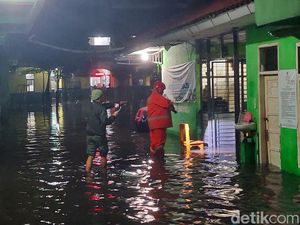 Banjir Rendam Sekolah dan 11 Rumah di Cimahi Selatan