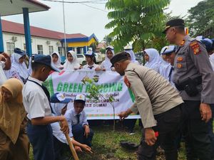 Gerakan Masif Gen-Z di Dumai, Pelajar MAN-SMP Tanam Pohon Bareng Polisi