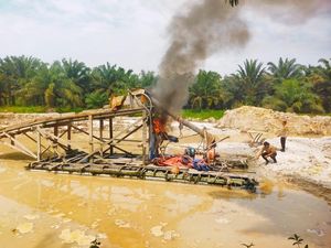 Polisi Tertibkan Aktivitas PETI di Kuansing, 9 Rakit Langsung Dimusnahkan