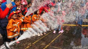 Potret Antusias Anak-anak PAUD Mengenal Profesi Pemadam Kebakaran