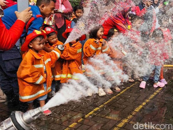 Potret Antusias Anak-anak PAUD Mengenal Profesi Pemadam Kebakaran