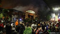 Potret Warga Tumpah Ruah Saksikan Kebakaran Pasar Taman Puring