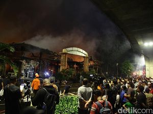 Video: Kebakaran Taman Puring Bikin Penumpang TJ Koridor 13 Jalan Kaki Video: Kebakaran Taman Puring Bikin Penumpang TJ Koridor 13 Jalan Kaki