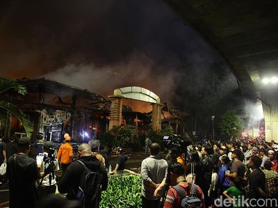 Potret Warga Tumpah Ruah Saksikan Kebakaran Pasar Taman Puring